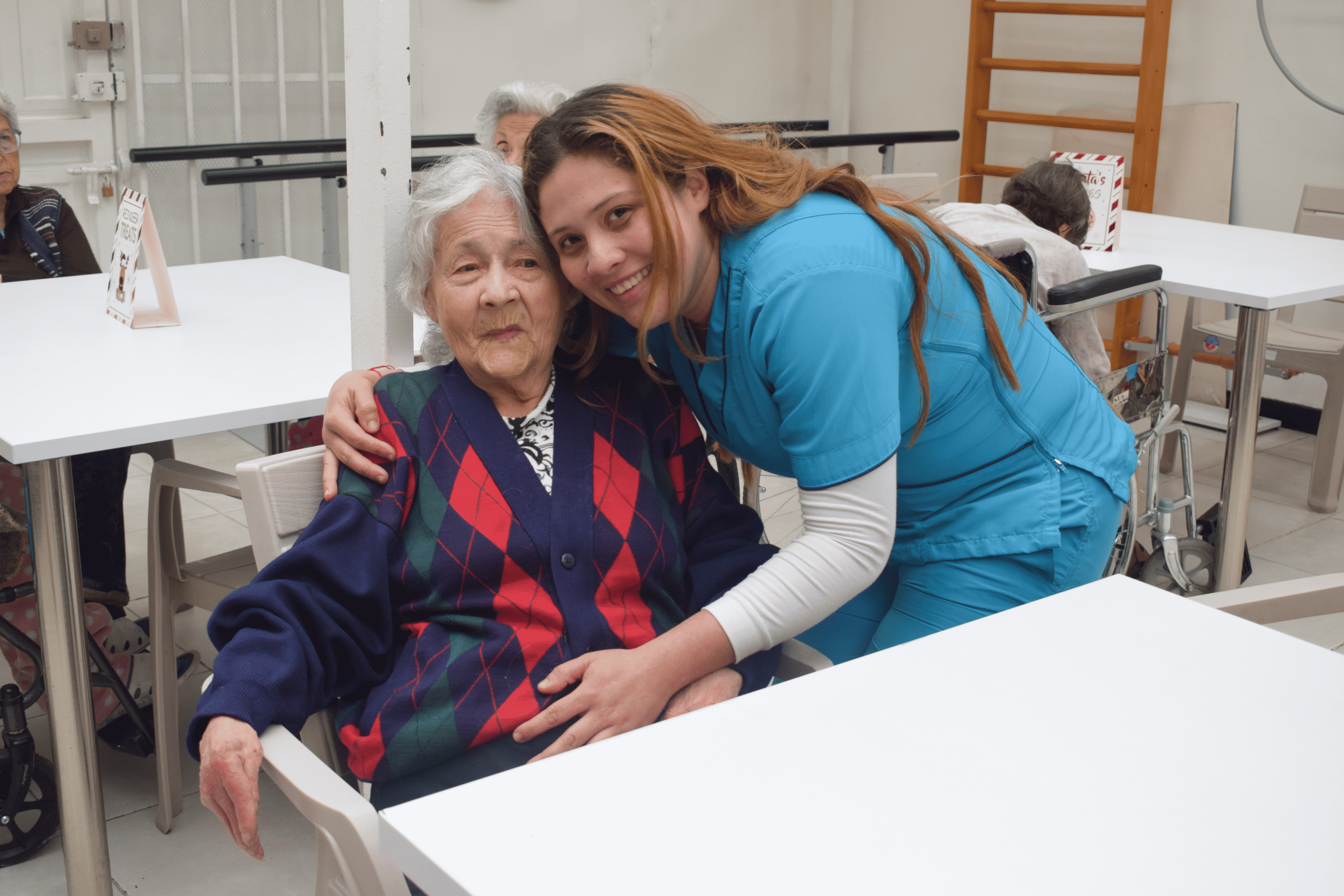 ¿Enfermera o Cuidadora a Domicilio? Cómo Elegir el Apoyo Adecuado para tu Familiar en Colombia